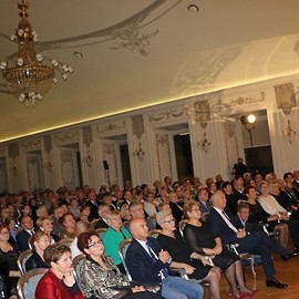 powiększ zdjęcie: Owacjami na stojąco legniczanie nagrodzili wykonawców Koncertu Noworocznego