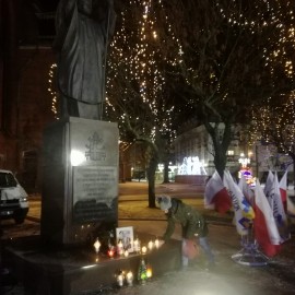 powiększ zdjęcie: Legniczanie oddali hołd prezydentowi Gdańska Pawłowi Adamowiczowi