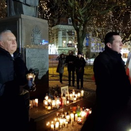 powiększ zdjęcie: Legniczanie oddali hołd prezydentowi Gdańska Pawłowi Adamowiczowi