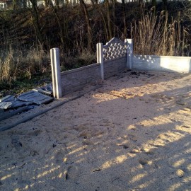powiększ zdjęcie: Niszczą ogrodzenie placu zabaw w Lasku Złotoryjskim. My słono płacimy