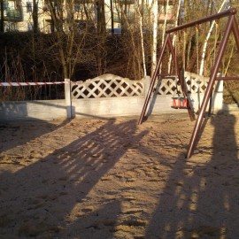 powiększ zdjęcie: Niszczą ogrodzenie placu zabaw w Lasku Złotoryjskim. My słono płacimy