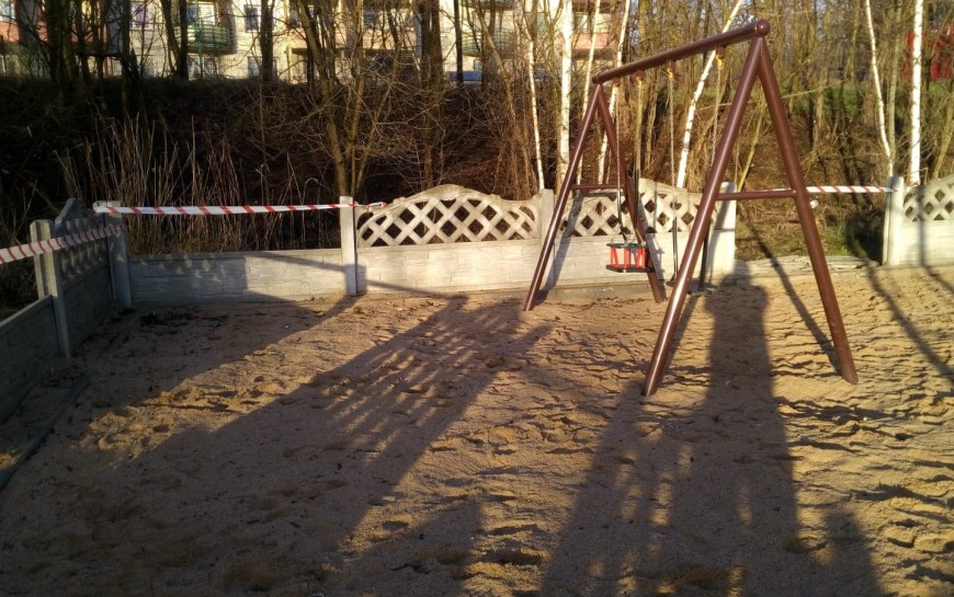 Niszczą ogrodzenie placu zabaw w Lasku Złotoryjskim. My słono płacimy