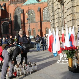 powiększ zdjęcie: Wzruszenie, łzy, przejmująca cisza. Legniczanie pożegnali prezydenta Gdańska