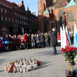 powiększ zdjęcie: Wzruszenie, łzy, przejmująca cisza. Legniczanie pożegnali prezydenta Gdańska