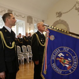powiększ zdjęcie: Wojciech Huk oficjalnie powołany na komendanta legnickich strażaków