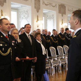 powiększ zdjęcie: Wojciech Huk oficjalnie powołany na komendanta legnickich strażaków