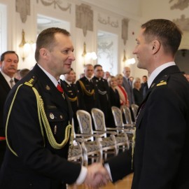 powiększ zdjęcie: Wojciech Huk oficjalnie powołany na komendanta legnickich strażaków