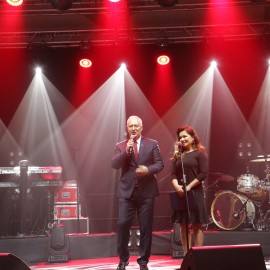 powiększ zdjęcie: Cała sala śpiewała z Michałem Szpakiem podczas noworocznego koncertu