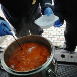 powiększ zdjęcie: Na walentynki strażnicy miejscy częstowali bezdomnych pomidorową