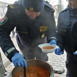 Na walentynki strażnicy miejscy częstowali bezdomnych pomidorową