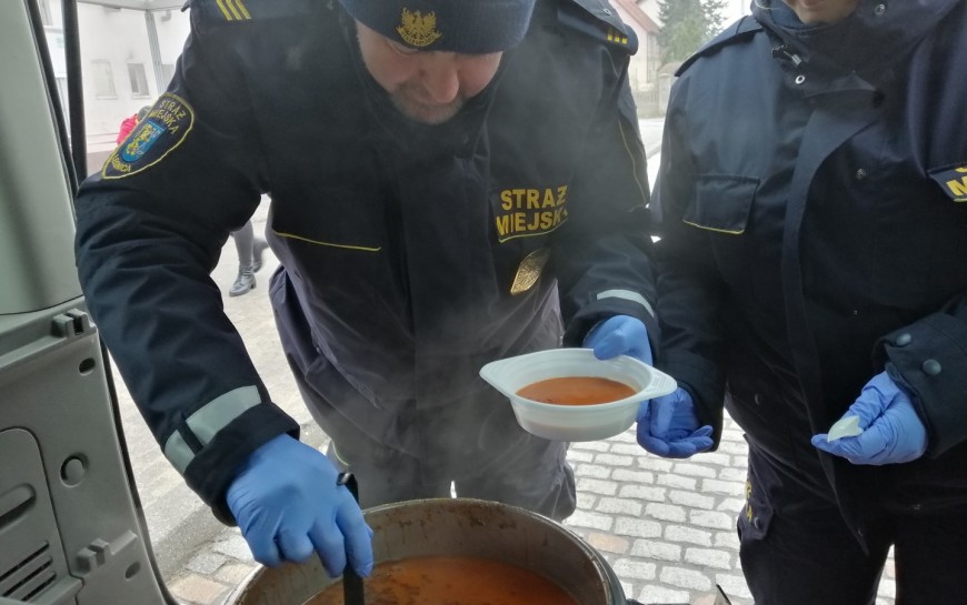 Na walentynki strażnicy miejscy częstowali bezdomnych pomidorową
