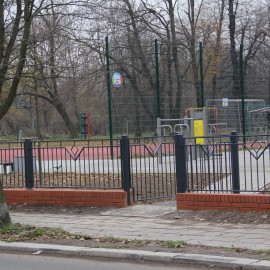 powiększ zdjęcie: Wandale szaleli w kompleksie sportowo–rekreacyjnym przy ul. Oświęcimskiej