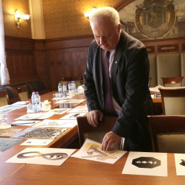 powiększ zdjęcie: Satyrykon 2019. Nagroda specjalna prezydenta dla Norberta Sarneckiego