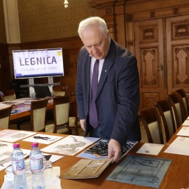 powiększ zdjęcie: Satyrykon 2019. Nagroda specjalna prezydenta dla Norberta Sarneckiego