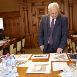 powiększ zdjęcie: Satyrykon 2019. Nagroda specjalna prezydenta dla Norberta Sarneckiego