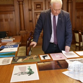 powiększ zdjęcie: Satyrykon 2019. Nagroda specjalna prezydenta dla Norberta Sarneckiego