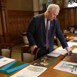 powiększ zdjęcie: Satyrykon 2019. Nagroda specjalna prezydenta dla Norberta Sarneckiego