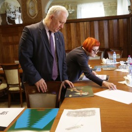 powiększ zdjęcie: Satyrykon 2019. Nagroda specjalna prezydenta dla Norberta Sarneckiego