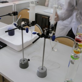 powiększ zdjęcie: Uczniowie dziewiątki eksperymentują już w laboratorium XXI wieku
