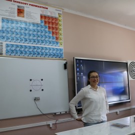 powiększ zdjęcie: Uczniowie dziewiątki eksperymentują już w laboratorium XXI wieku