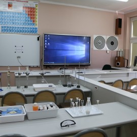 powiększ zdjęcie: Uczniowie dziewiątki eksperymentują już w laboratorium XXI wieku