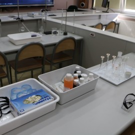 powiększ zdjęcie: Uczniowie dziewiątki eksperymentują już w laboratorium XXI wieku