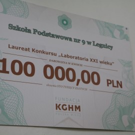 powiększ zdjęcie: Uczniowie dziewiątki eksperymentują już w laboratorium XXI wieku