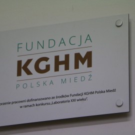 powiększ zdjęcie: Uczniowie dziewiątki eksperymentują już w laboratorium XXI wieku