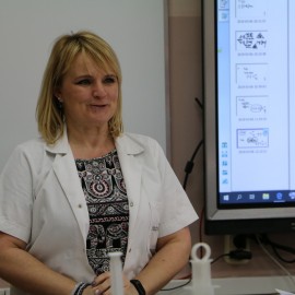 powiększ zdjęcie: Uczniowie dziewiątki eksperymentują już w laboratorium XXI wieku