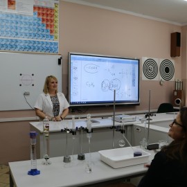 powiększ zdjęcie: Uczniowie dziewiątki eksperymentują już w laboratorium XXI wieku