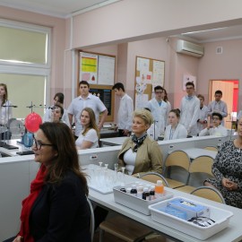 powiększ zdjęcie: Uczniowie dziewiątki eksperymentują już w laboratorium XXI wieku