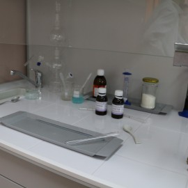 powiększ zdjęcie: Uczniowie dziewiątki eksperymentują już w laboratorium XXI wieku