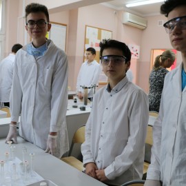 powiększ zdjęcie: Uczniowie dziewiątki eksperymentują już w laboratorium XXI wieku