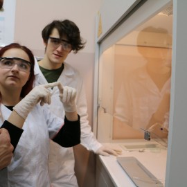 powiększ zdjęcie: Uczniowie dziewiątki eksperymentują już w laboratorium XXI wieku