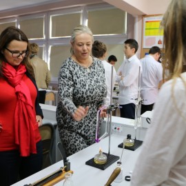 powiększ zdjęcie: Uczniowie dziewiątki eksperymentują już w laboratorium XXI wieku