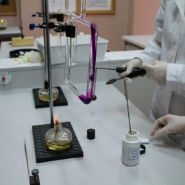 powiększ zdjęcie: Uczniowie dziewiątki eksperymentują już w laboratorium XXI wieku