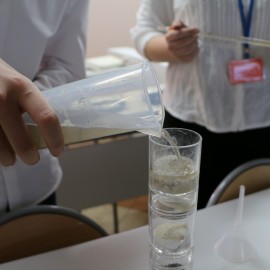 powiększ zdjęcie: Uczniowie dziewiątki eksperymentują już w laboratorium XXI wieku