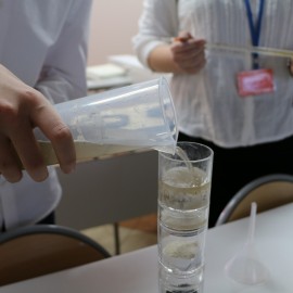 powiększ zdjęcie: Uczniowie dziewiątki eksperymentują już w laboratorium XXI wieku