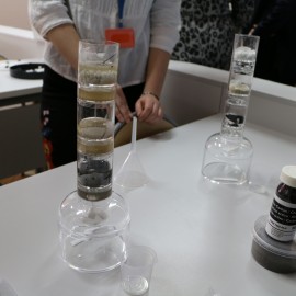 powiększ zdjęcie: Uczniowie dziewiątki eksperymentują już w laboratorium XXI wieku
