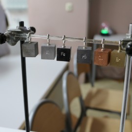 powiększ zdjęcie: Uczniowie dziewiątki eksperymentują już w laboratorium XXI wieku