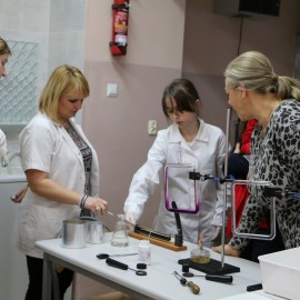 powiększ zdjęcie: Uczniowie dziewiątki eksperymentują już w laboratorium XXI wieku
