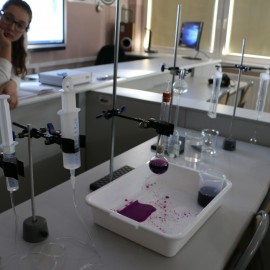 powiększ zdjęcie: Uczniowie dziewiątki eksperymentują już w laboratorium XXI wieku