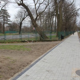 powiększ zdjęcie: Przy al. Orła Białego mamy już nowy chodnik