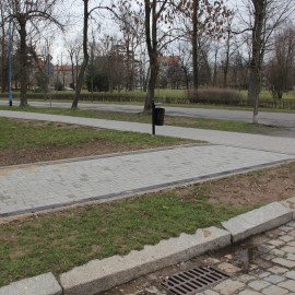 powiększ zdjęcie: Przy al. Orła Białego mamy już nowy chodnik
