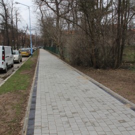 powiększ zdjęcie: Przy al. Orła Białego mamy już nowy chodnik