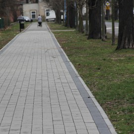 powiększ zdjęcie: Przy al. Orła Białego mamy już nowy chodnik