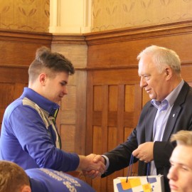 powiększ zdjęcie: Prezydent podziękował piłkarzom Siódemki Huras za wicemistrzostwo Polski