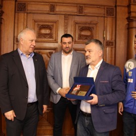 powiększ zdjęcie: Prezydent podziękował piłkarzom Siódemki Huras za wicemistrzostwo Polski