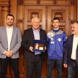 powiększ zdjęcie: Prezydent podziękował piłkarzom Siódemki Huras za wicemistrzostwo Polski