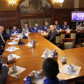 powiększ zdjęcie: Prezydent podziękował piłkarzom Siódemki Huras za wicemistrzostwo Polski